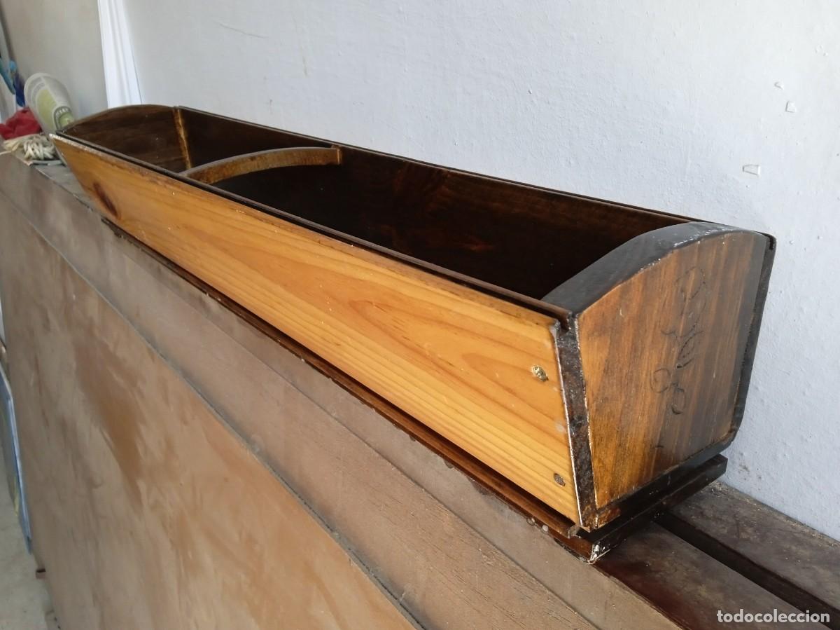 Antig&uuml;edades: Jardinera macetero artesanal de madera - Foto 2