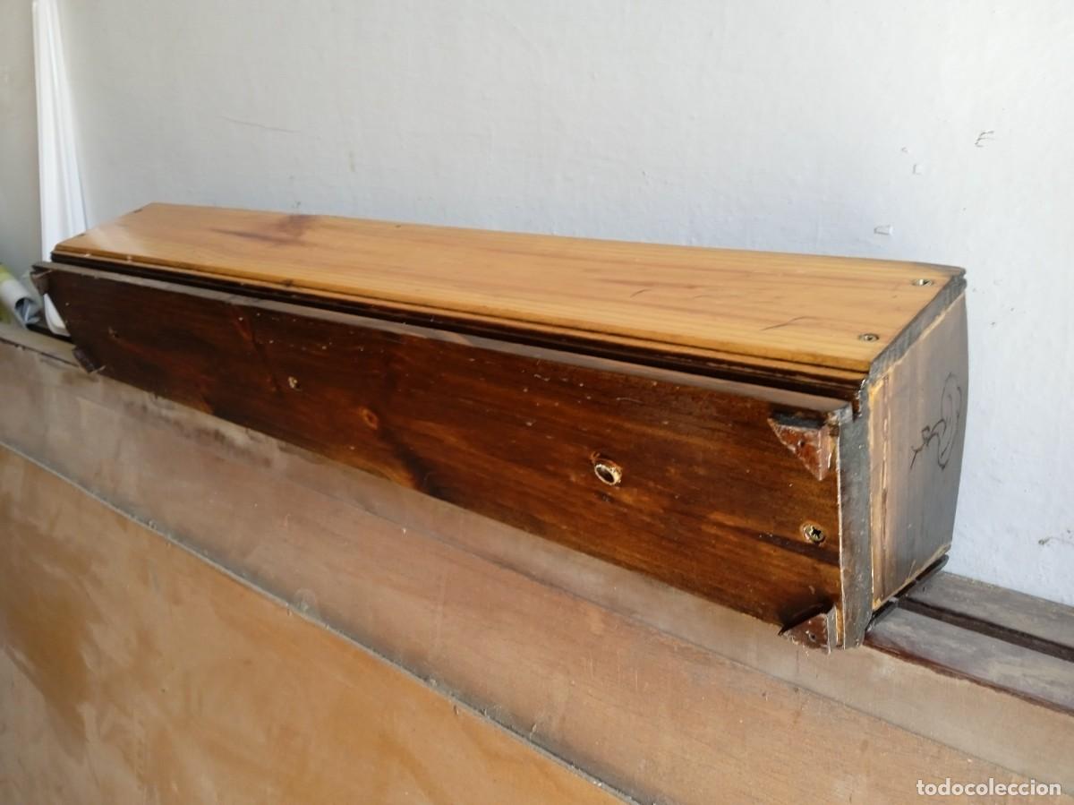 Antig&uuml;edades: Jardinera macetero artesanal de madera - Foto 4