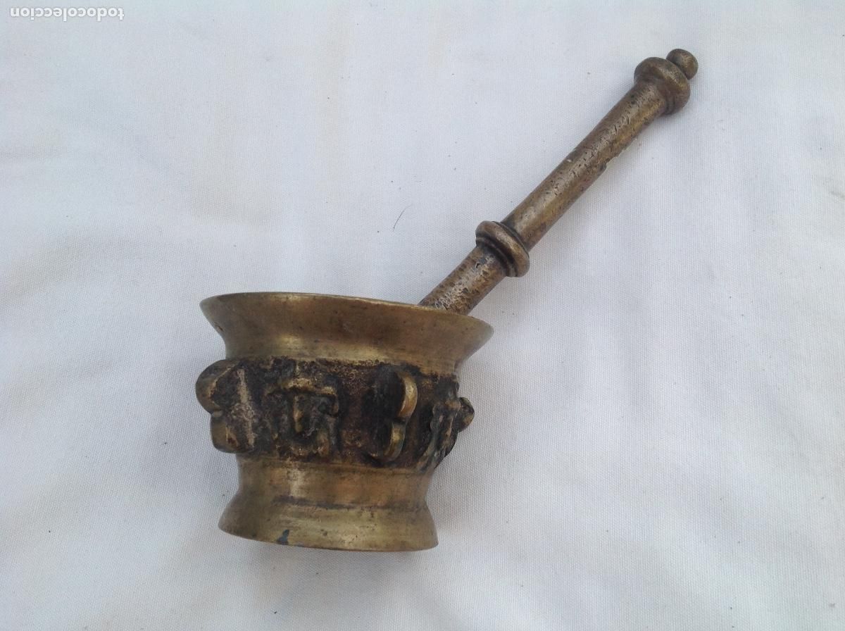 Antig&uuml;edades: Almirez de bronce con su mano. s XVIII-XIX - Foto 1