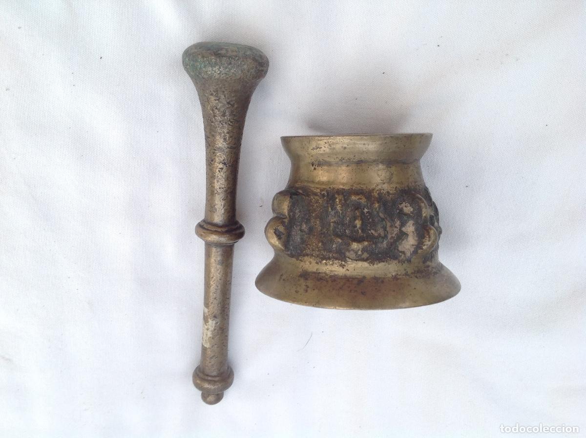 Antig&uuml;edades: Almirez de bronce con su mano. s XVIII-XIX - Foto 2