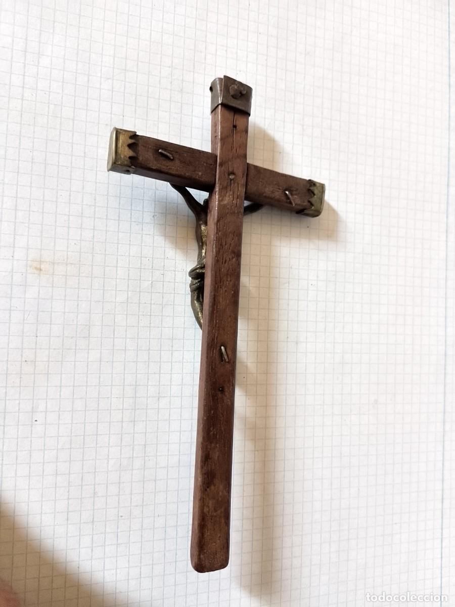 Antig&uuml;edades: Crucifijo de madera y metal - Foto 2