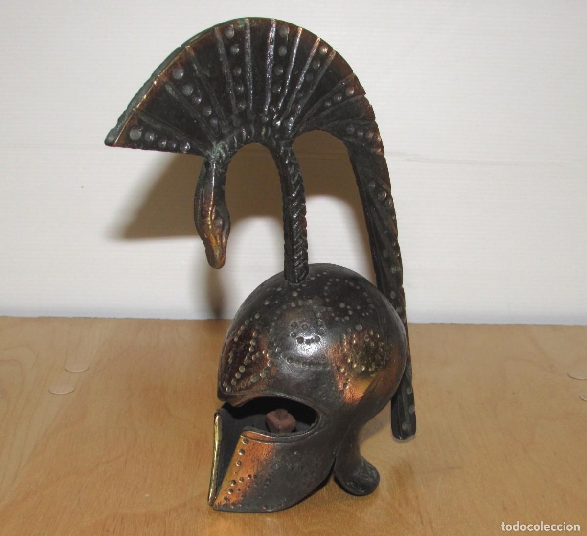 Antig&uuml;edades: Campana casco armadura yelmo griego soldado hoplita estilo corintio penacho animal metal