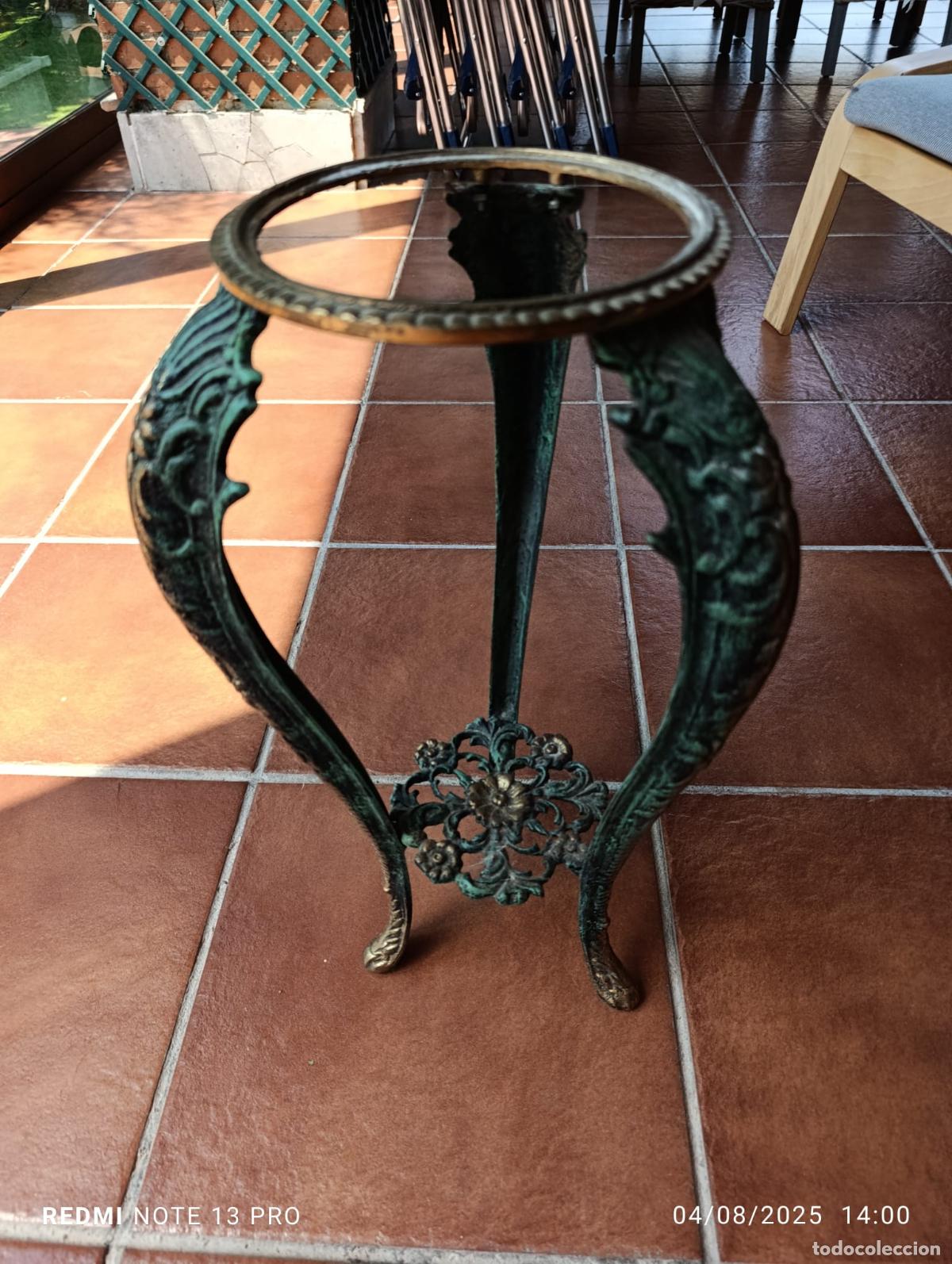 Antig&uuml;edades: Peana Porta macetero de bronce. - Foto 2