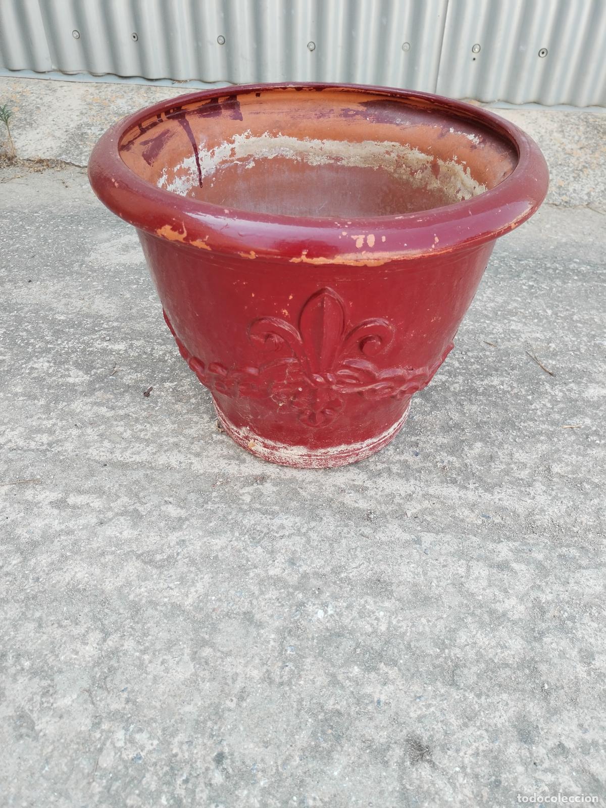 Antig&uuml;edades: macetero de terracota con la flor de lis en relieve - Foto 3