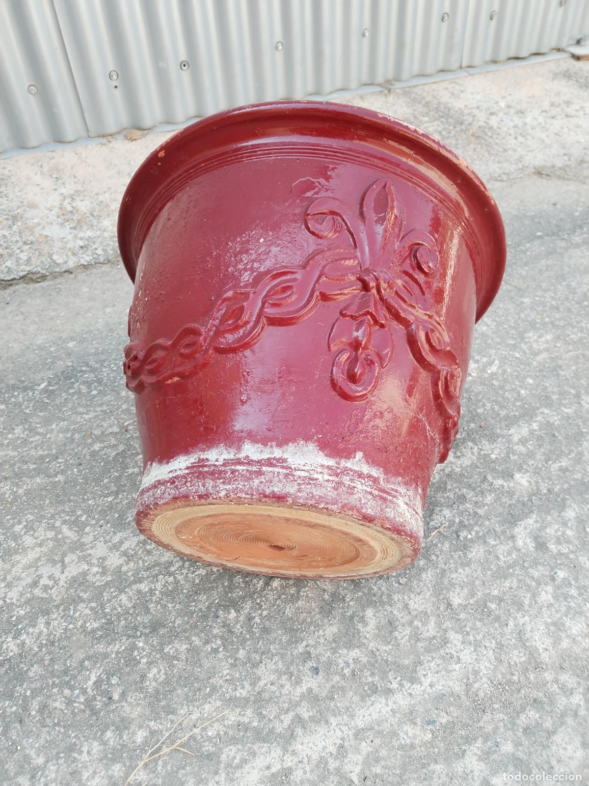 Antig&uuml;edades: macetero de terracota con la flor de lis en relieve - Foto 4