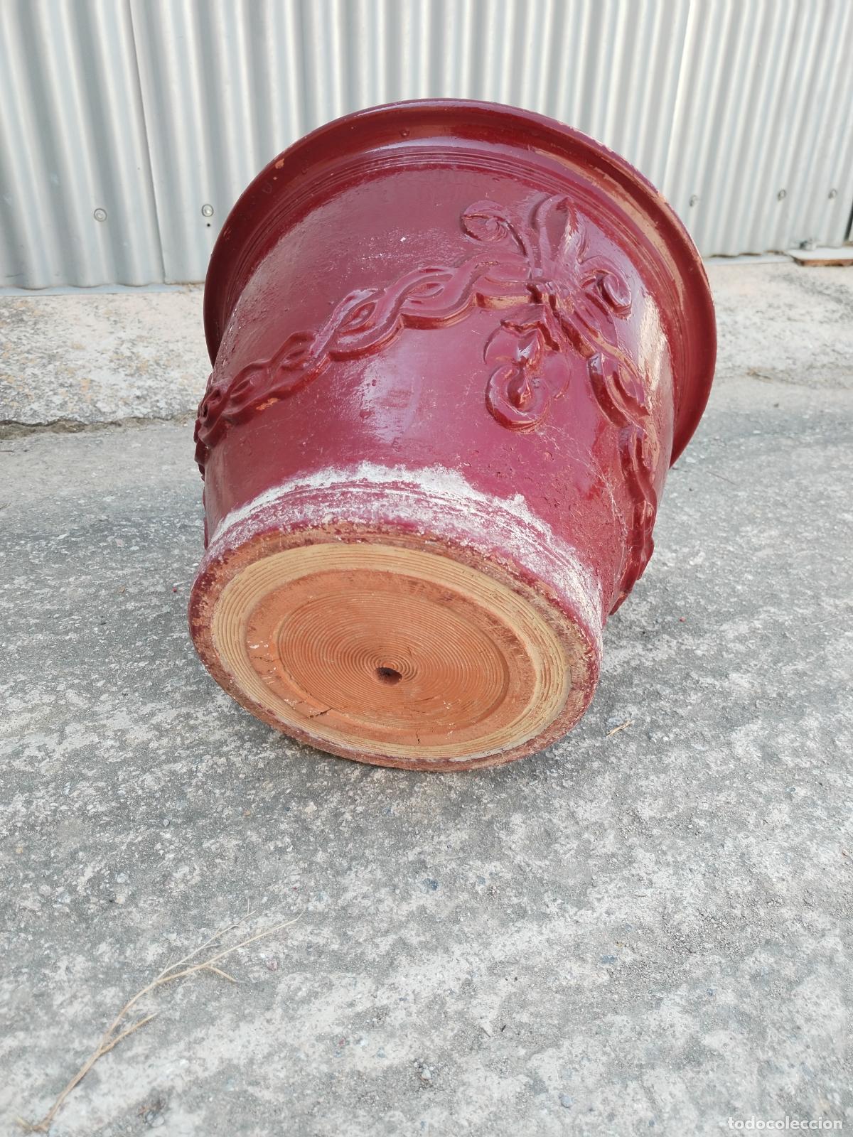 Antig&uuml;edades: macetero de terracota con la flor de lis en relieve - Foto 6