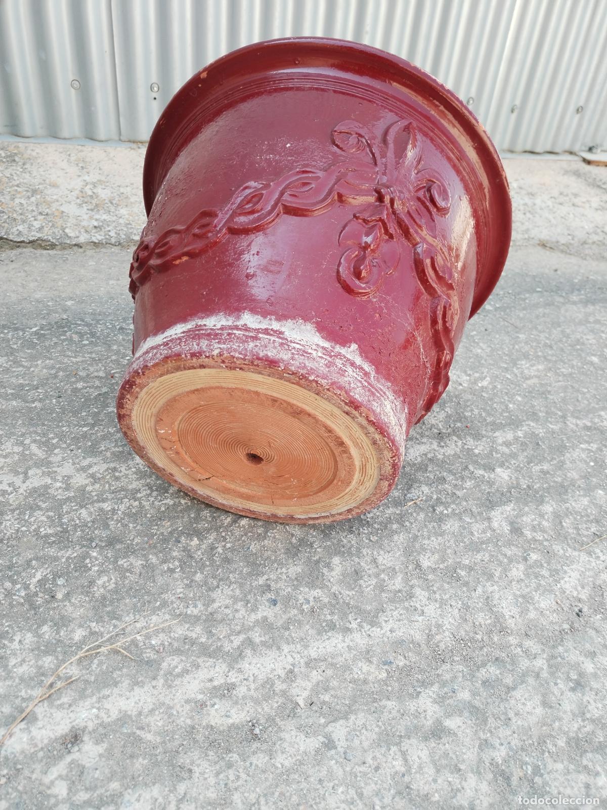 Antig&uuml;edades: macetero de terracota con la flor de lis en relieve - Foto 8