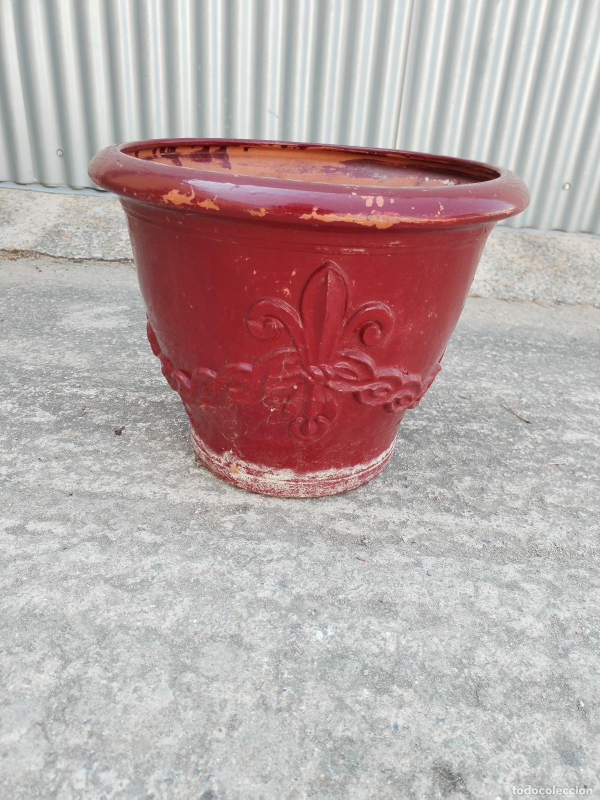 Antig&uuml;edades: macetero de terracota con la flor de lis en relieve - Foto 9