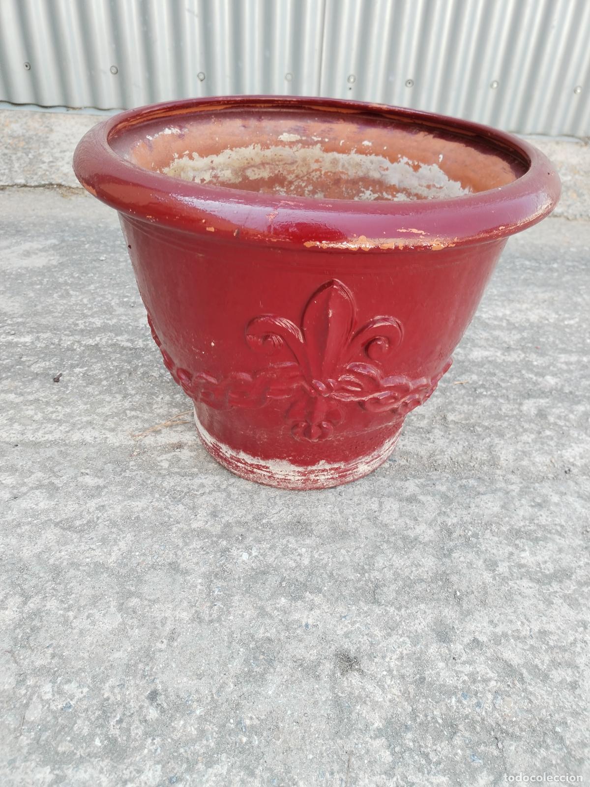 Antig&uuml;edades: macetero de terracota con la flor de lis en relieve - Foto 1