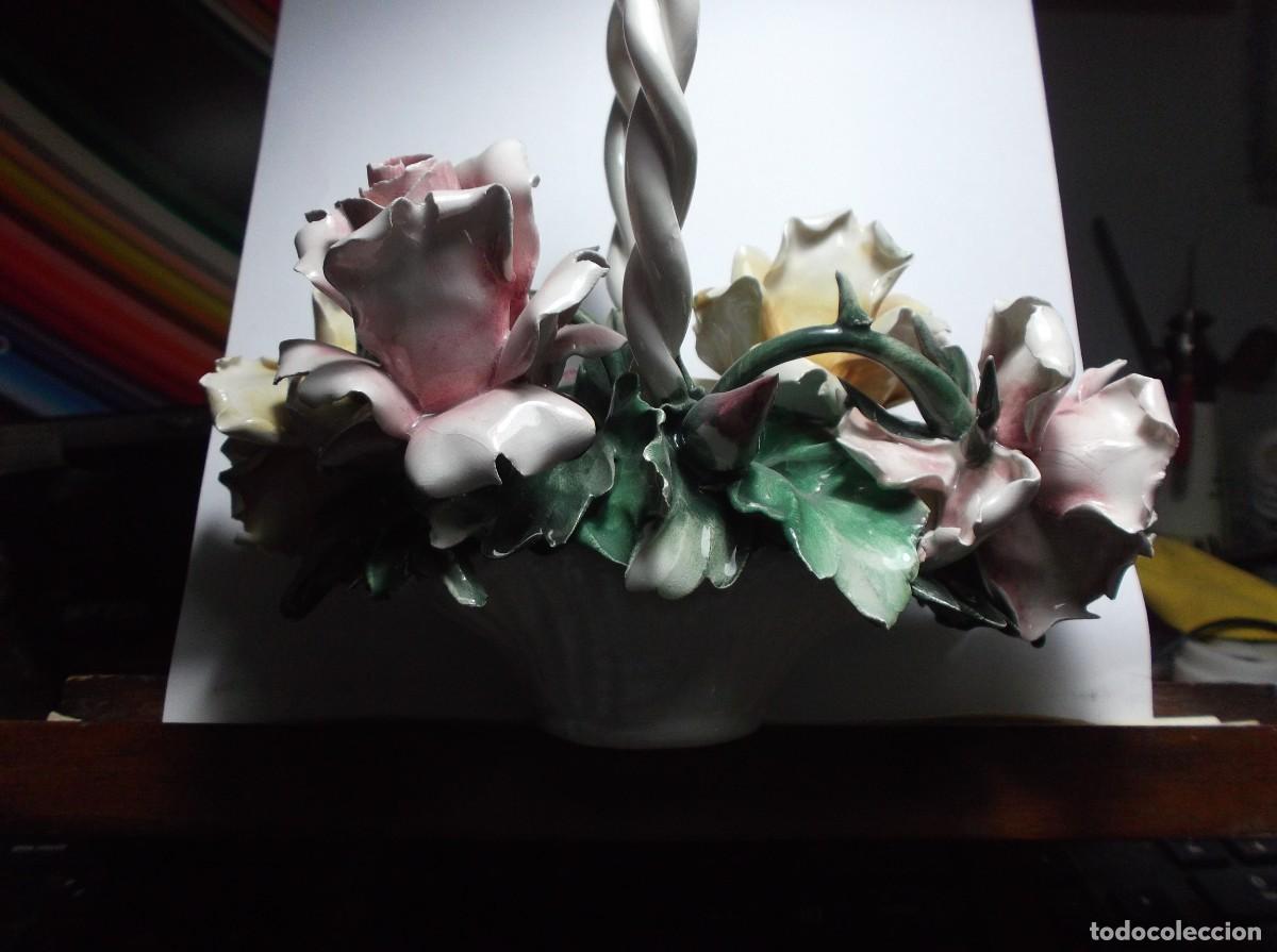 Antig&uuml;edades: CANASTITO DE FLORES EN CERAMICA . - Foto 3