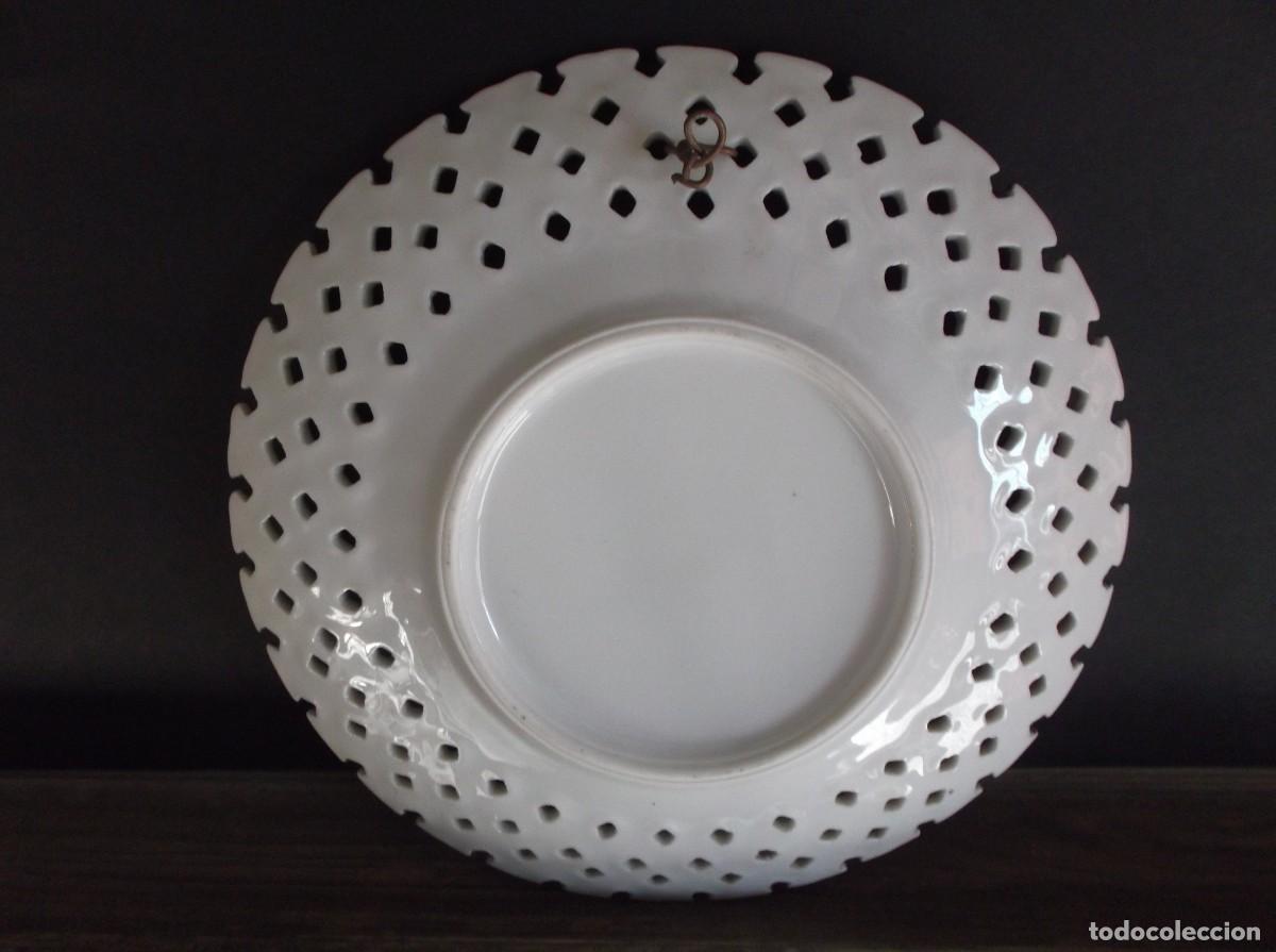 Antig&uuml;edades: PLATITO DE CERAMICA CON FLORES EN EL CENTRO - Foto 2