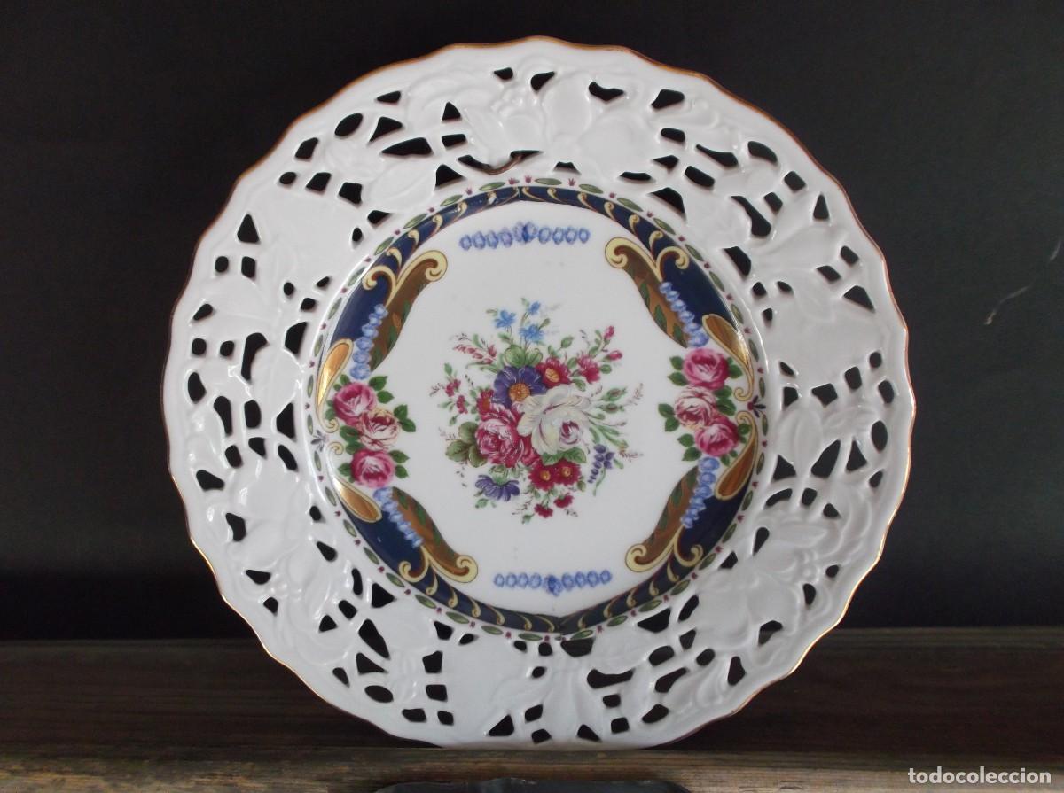 Antig&uuml;edades: PLATITO DE CERAMICA CON FLORES EN EL CENTRO - Foto 1