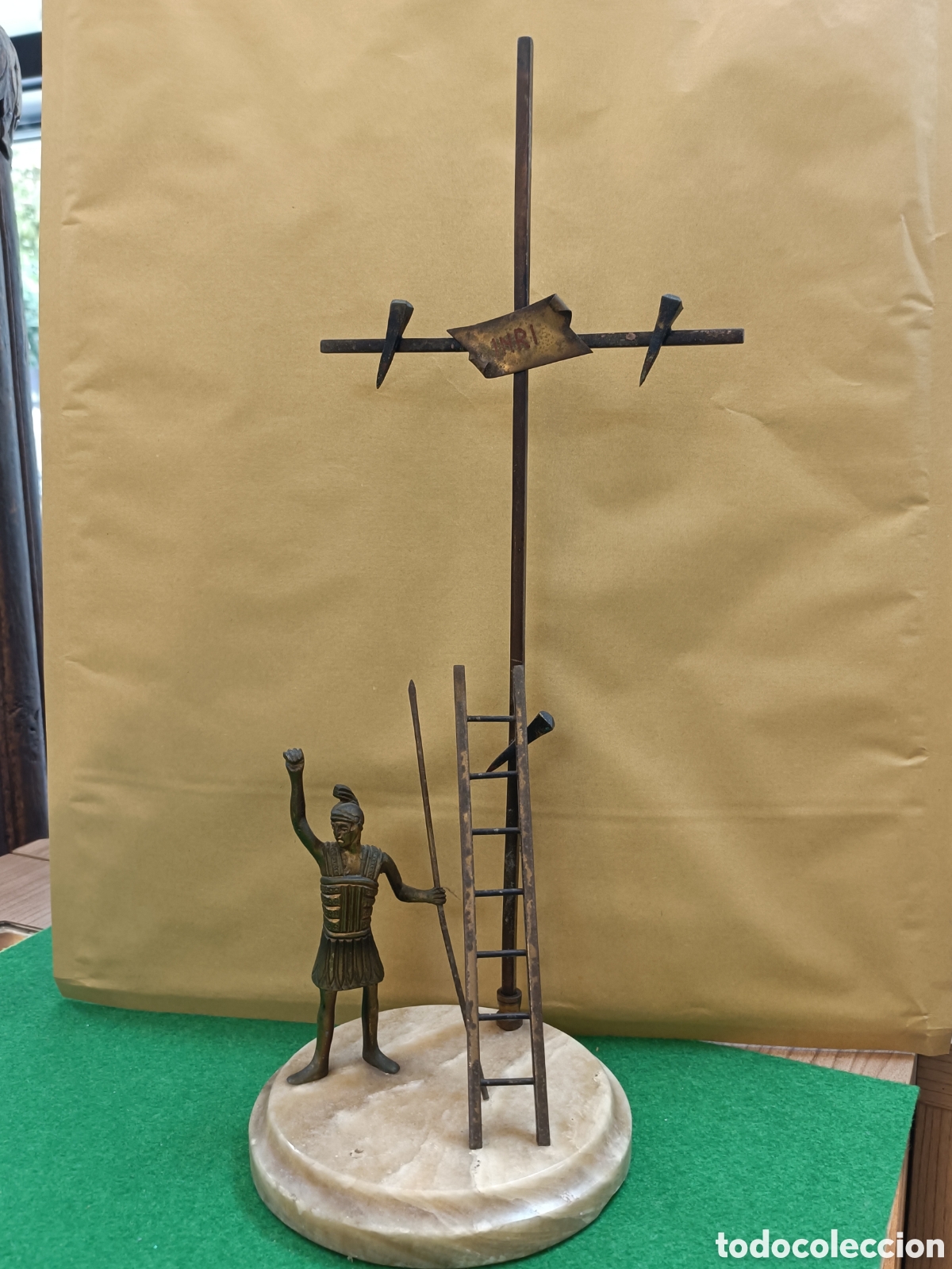 Antig&uuml;edades: Representaci&oacute;n de la crucifixi&oacute;n de Jes&uacute;s, con elementos - Foto 2