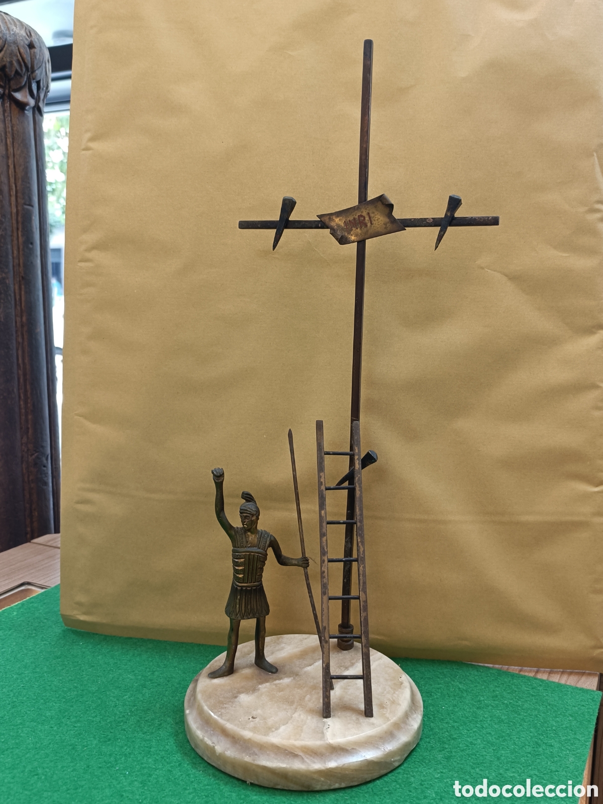 Antig&uuml;edades: Representaci&oacute;n de la crucifixi&oacute;n de Jes&uacute;s, con elementos - Foto 3