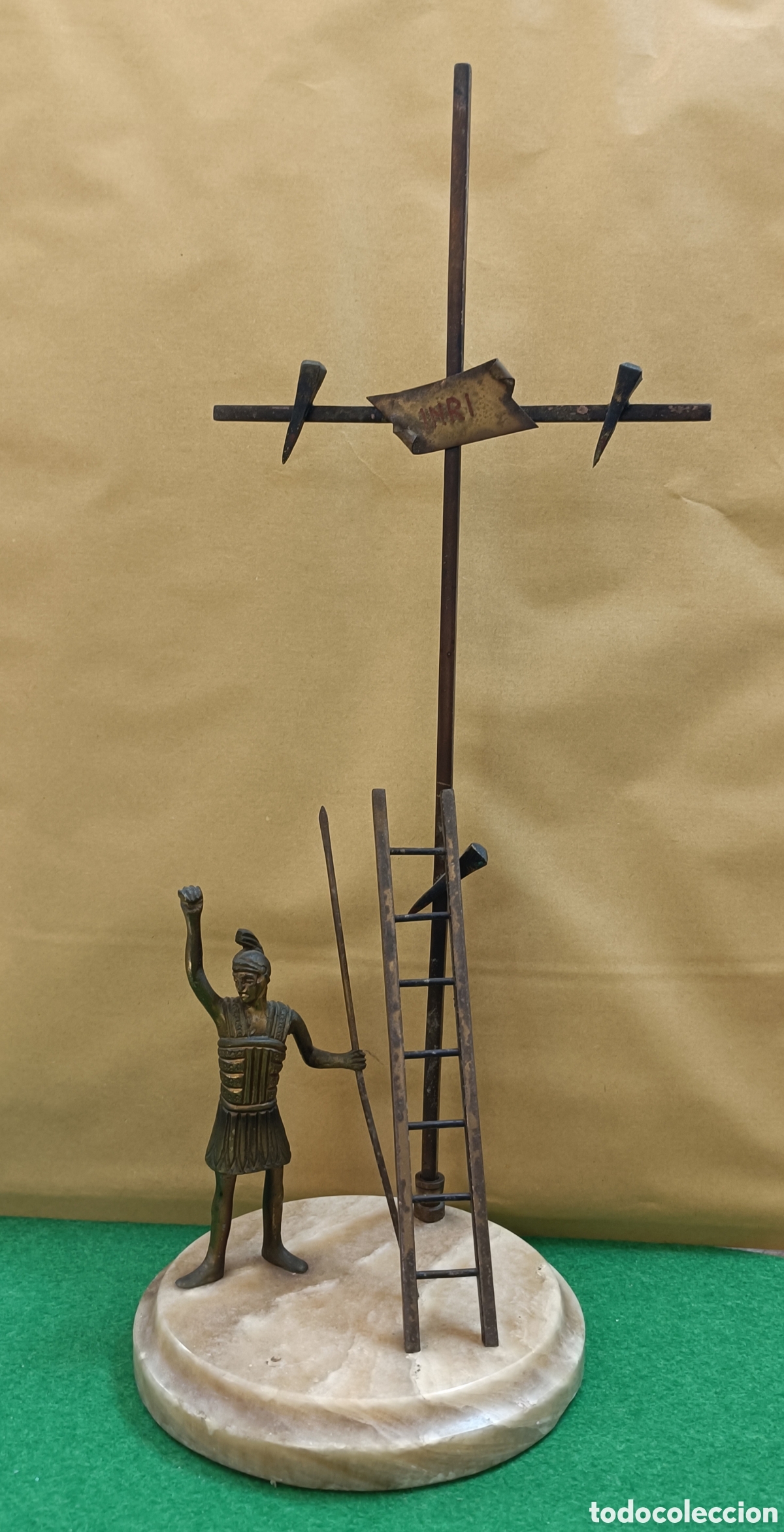 Antig&uuml;edades: Representaci&oacute;n de la crucifixi&oacute;n de Jes&uacute;s, con elementos - Foto 4