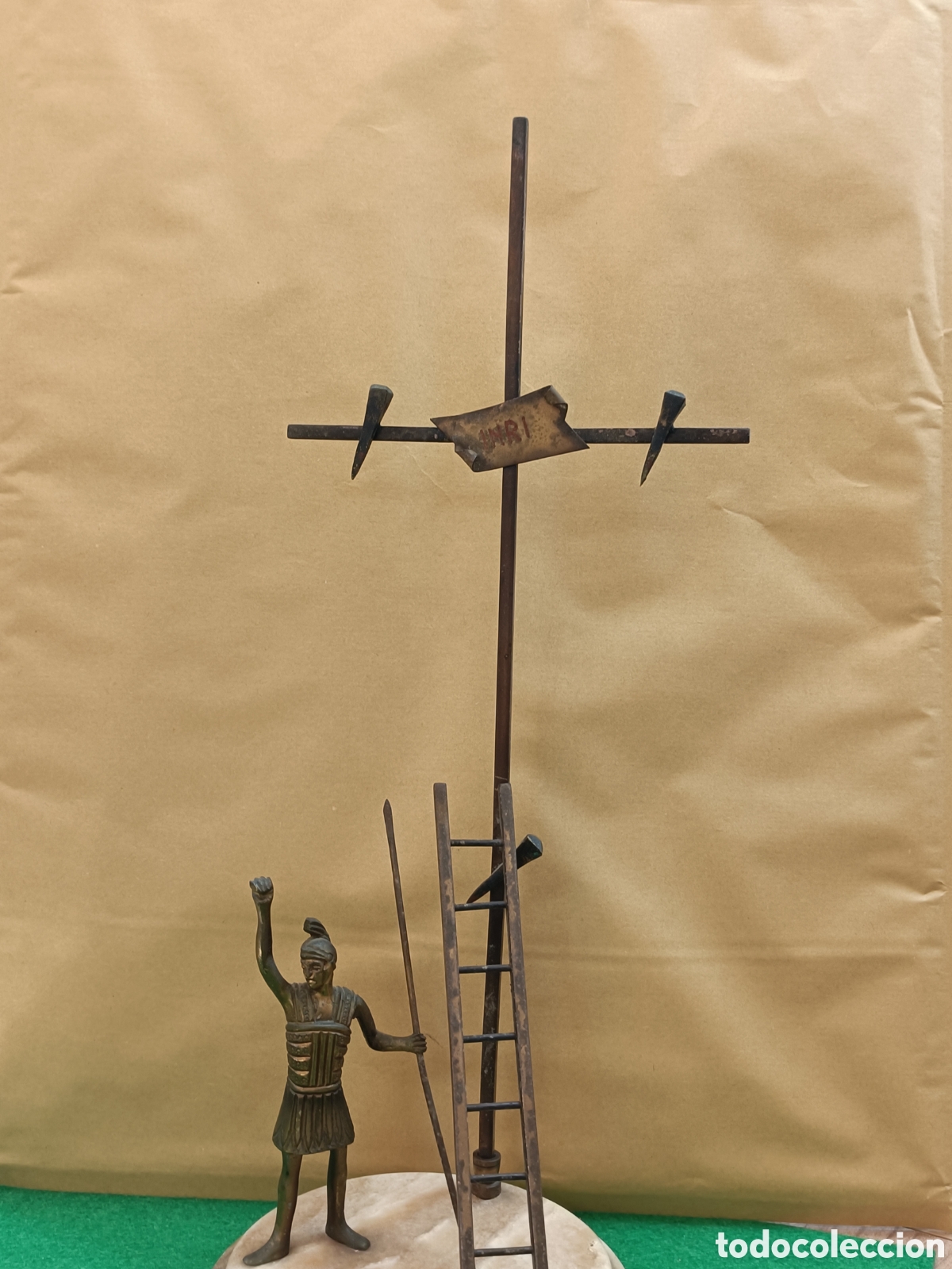 Antig&uuml;edades: Representaci&oacute;n de la crucifixi&oacute;n de Jes&uacute;s, con elementos - Foto 5