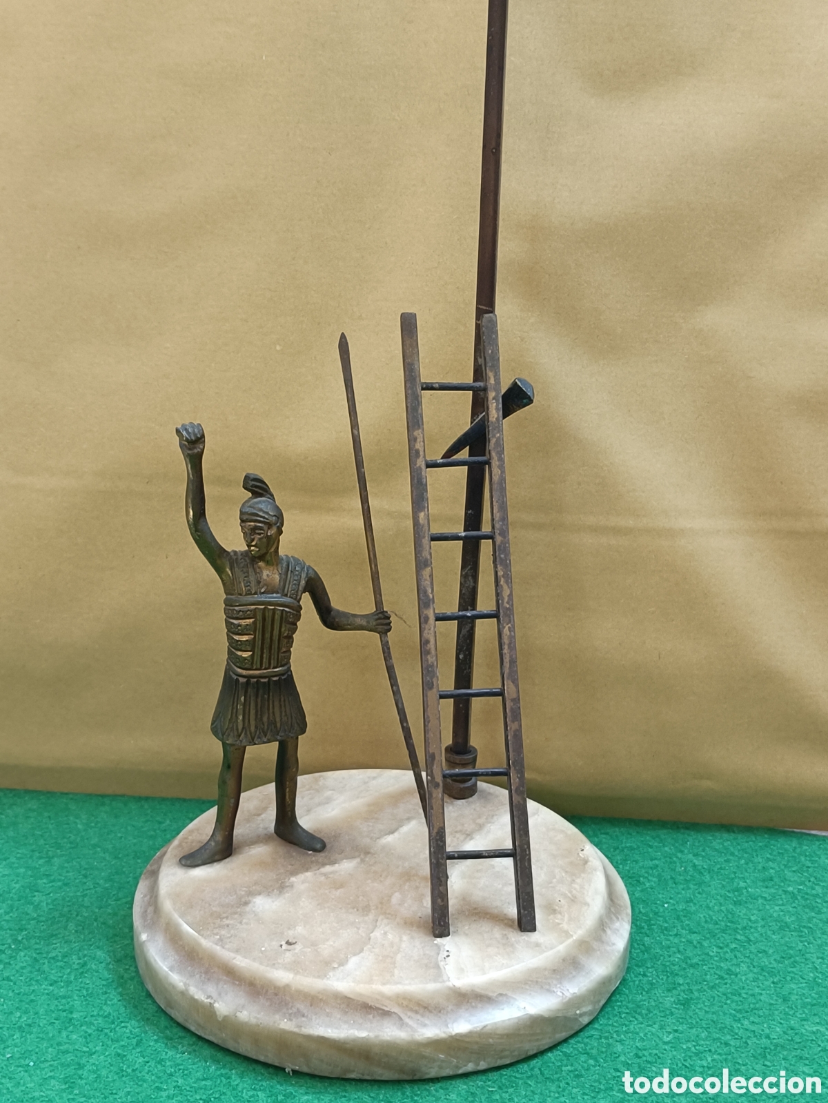 Antig&uuml;edades: Representaci&oacute;n de la crucifixi&oacute;n de Jes&uacute;s, con elementos - Foto 6