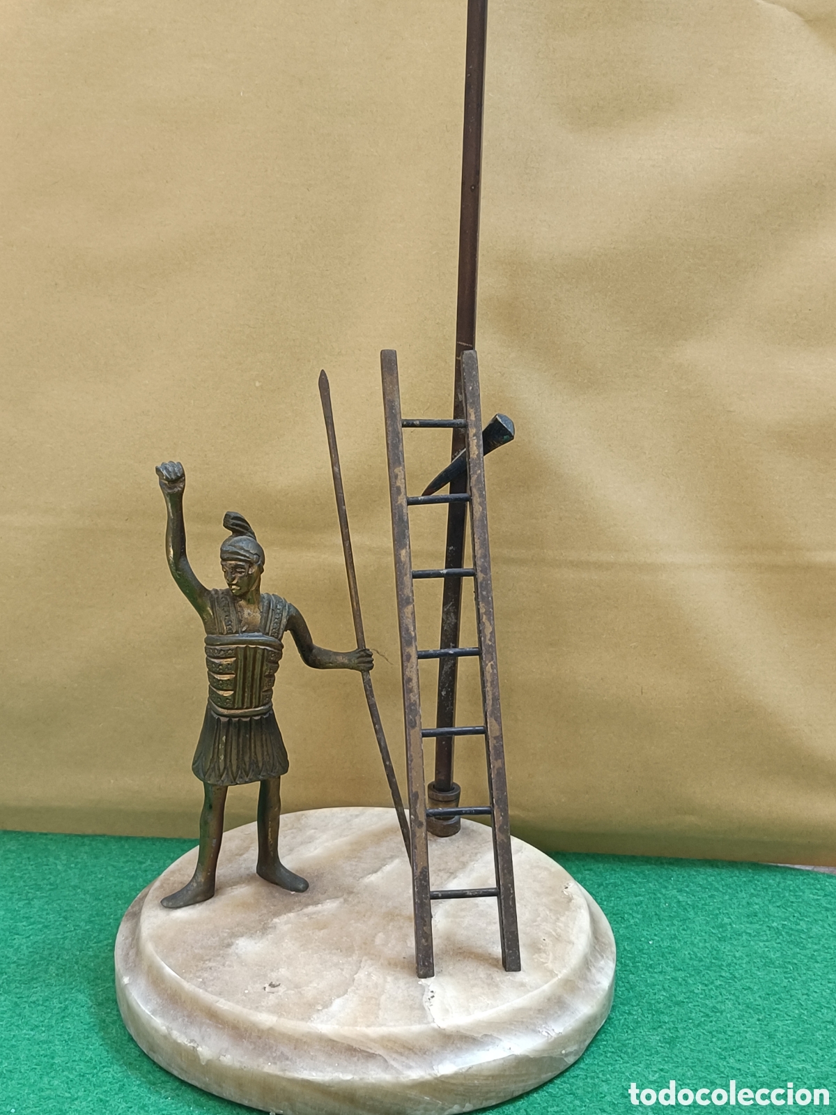 Antig&uuml;edades: Representaci&oacute;n de la crucifixi&oacute;n de Jes&uacute;s, con elementos - Foto 7