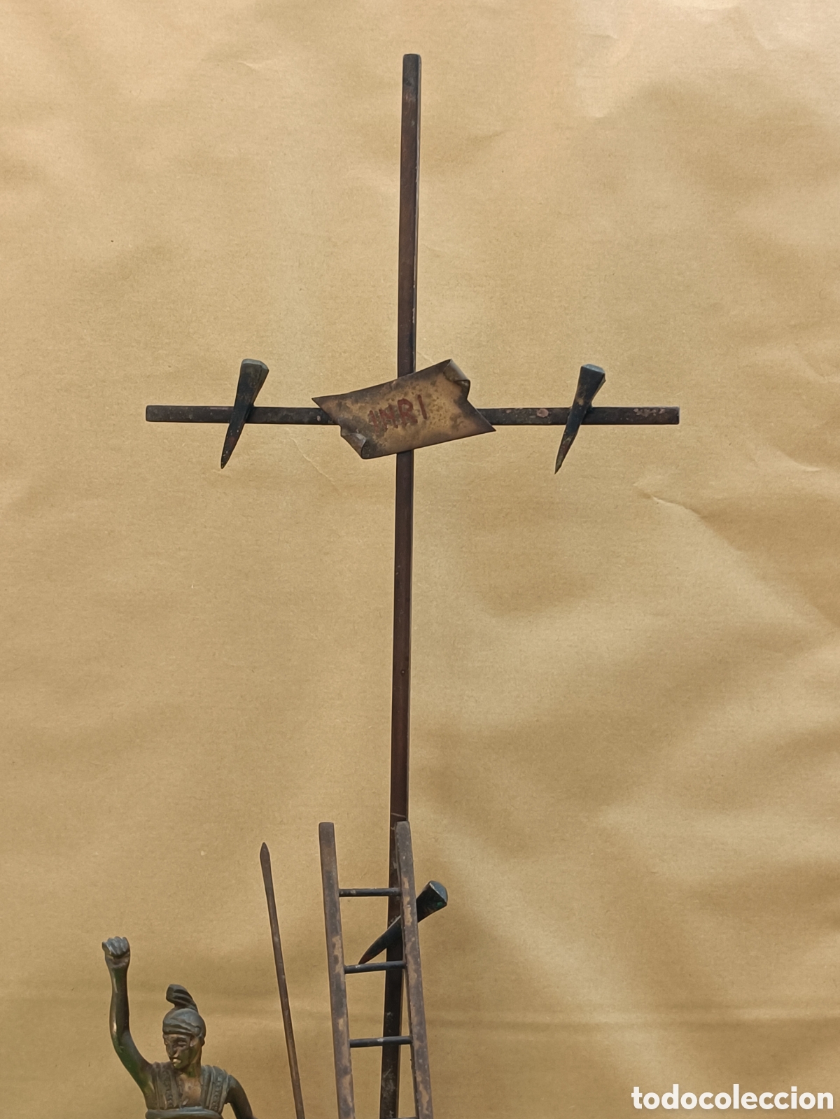 Antig&uuml;edades: Representaci&oacute;n de la crucifixi&oacute;n de Jes&uacute;s, con elementos - Foto 1