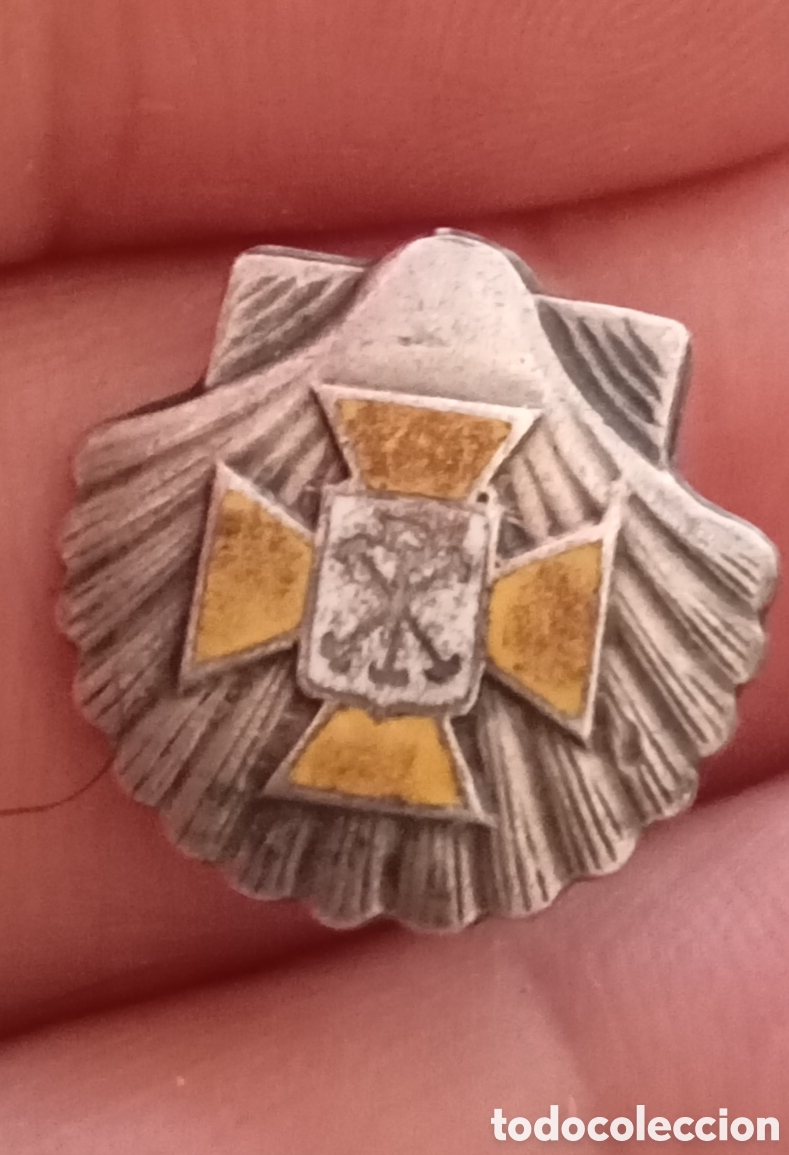 Antiques: Pin Antigua insignia broche de solapa concha de Santiago Falange