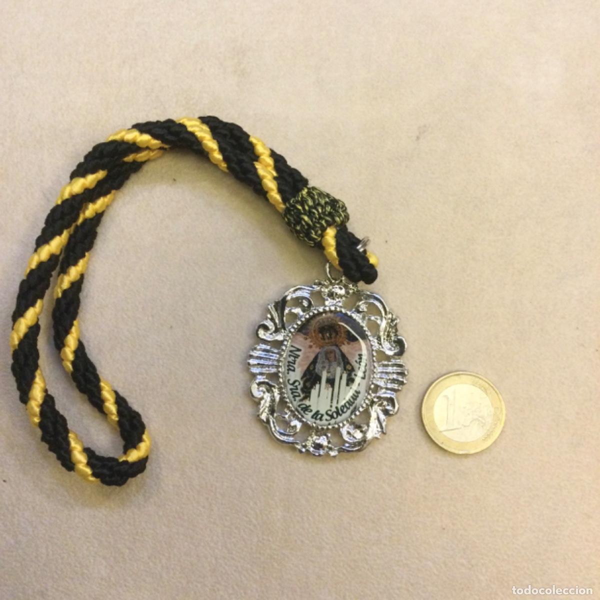 Antig&uuml;edades: Medalla con cordon de Nuestra Se&ntilde;ora de la Soledad. LEON - Foto 1