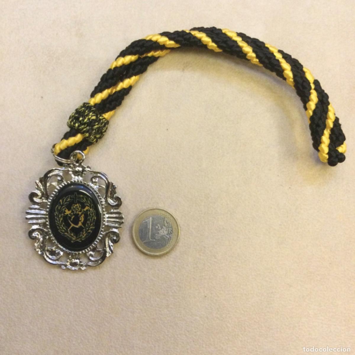 Antig&uuml;edades: Medalla con cordon de Nuestra Se&ntilde;ora de la Soledad. LEON - Foto 2