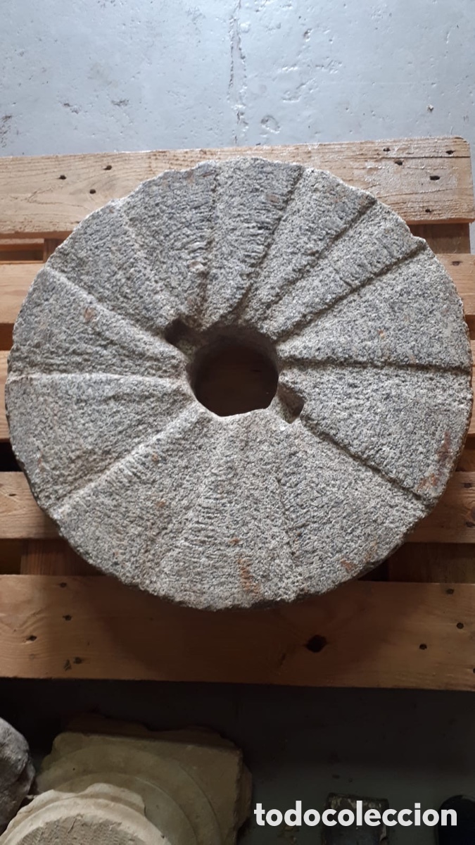 Antig&uuml;edades: 2 Piedras de molino antiguas. Pareja. Granito. Medidas 59 x 13cm y 51 x 12 cm.