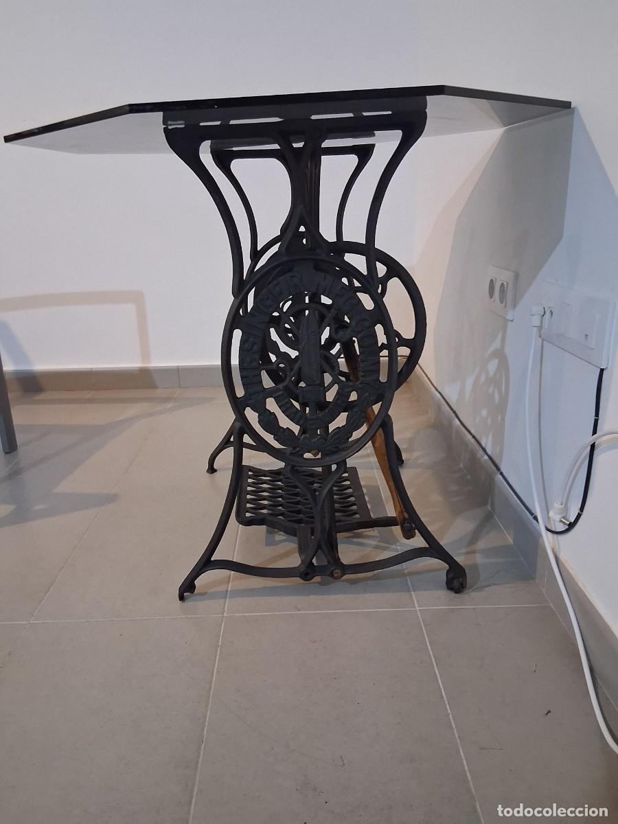 Antig&uuml;edades: Mesa de m&aacute;quina singer restaurada con cristal octogonal - Foto 2