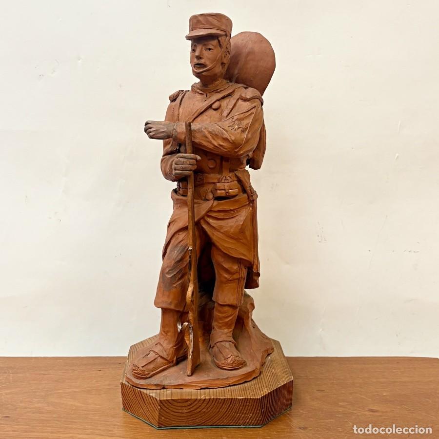 Antig&uuml;edades: Figura de un Soldado de Barro - Foto 1