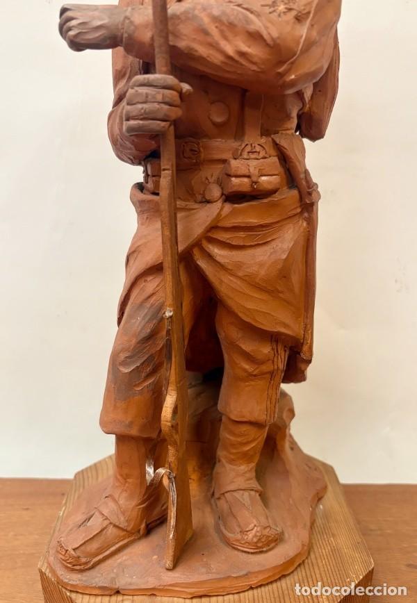 Antig&uuml;edades: Figura de un Soldado de Barro - Foto 3