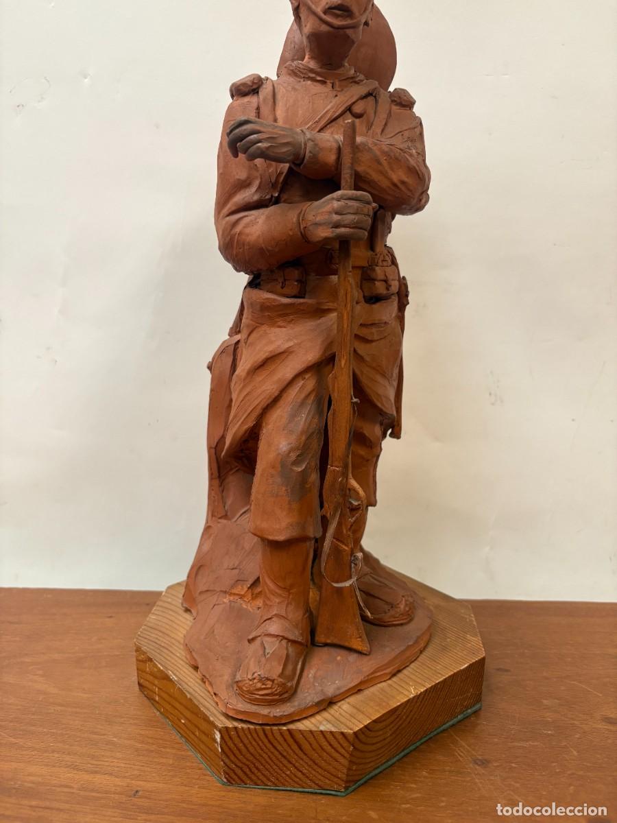 Antig&uuml;edades: Figura de un Soldado de Barro - Foto 6