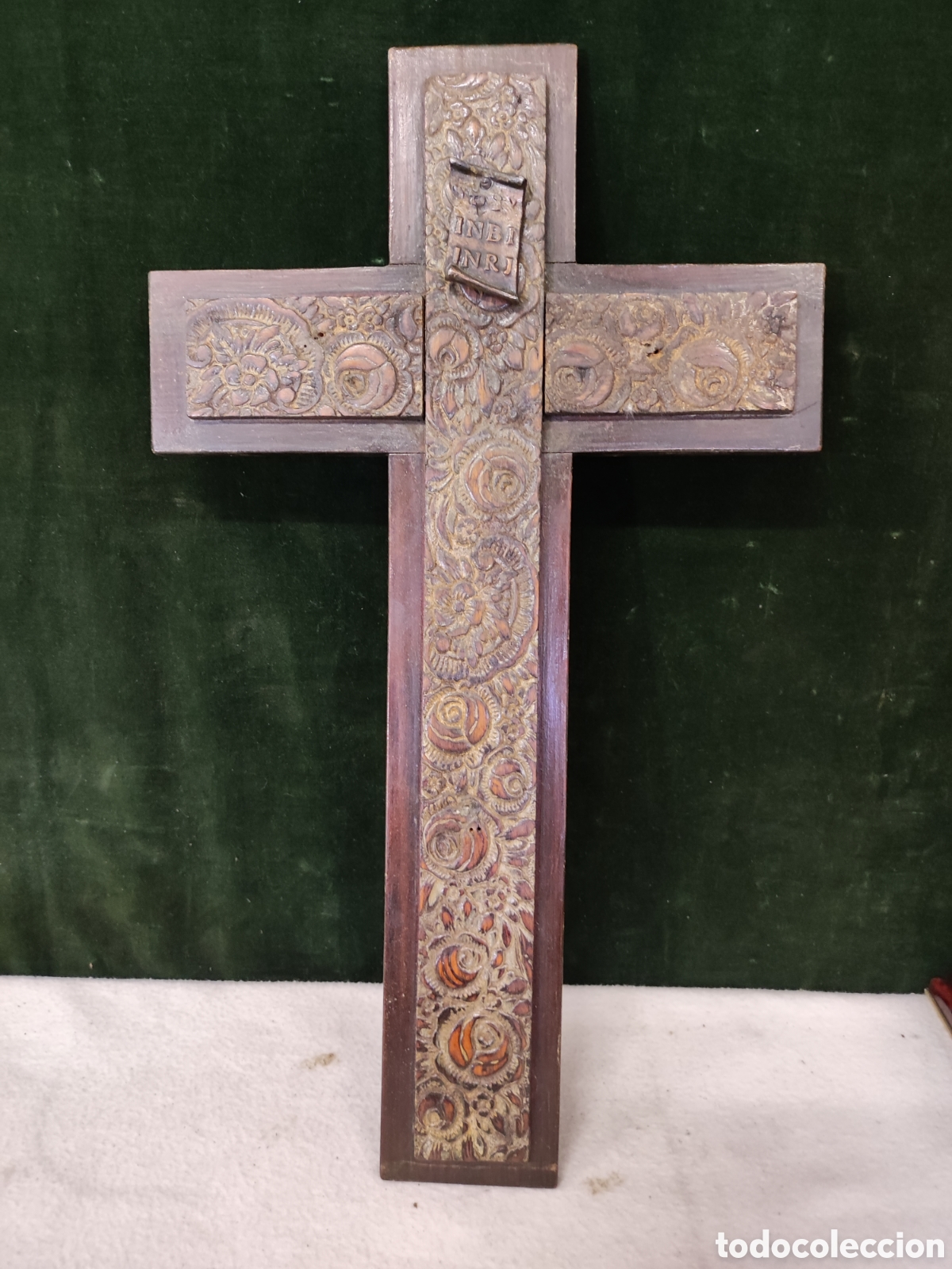 Antig&uuml;edades: Cruz de madera tallada antigua - Foto 1