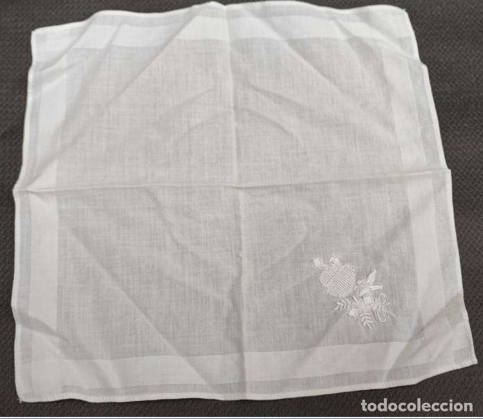 Antig&uuml;edades: PA&Ntilde;UELO ANTIGUO BLANCO DE BOLSILLO BORDADO - Foto 1