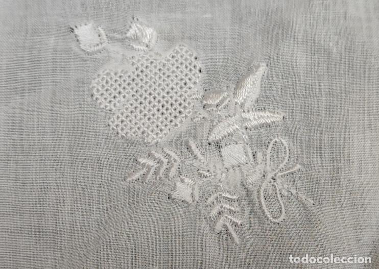 Antig&uuml;edades: PA&Ntilde;UELO ANTIGUO BLANCO DE BOLSILLO BORDADO - Foto 2
