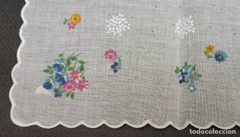 Antig&uuml;edades: BONITO PA&Ntilde;UELO ANTIGUO TROQUELADO - Foto 2