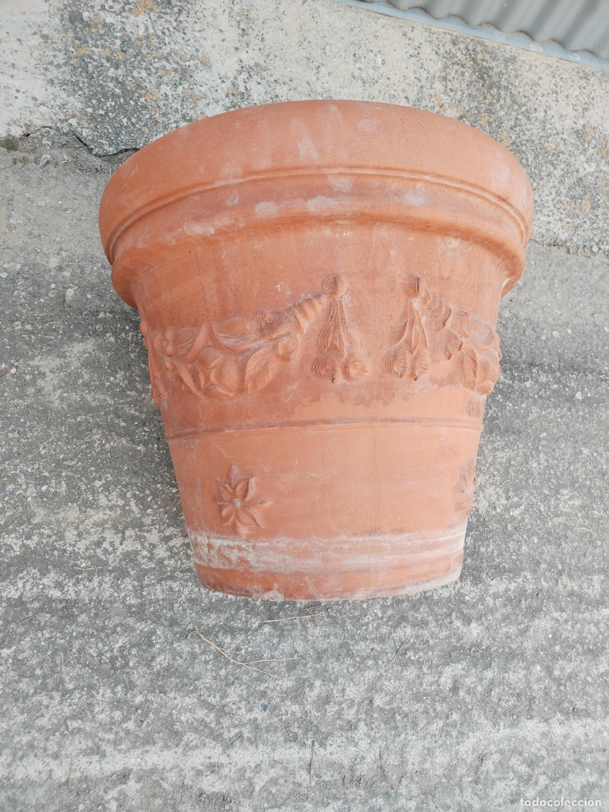 Antig&uuml;edades: MACETERO GRANDE EN TERRACOTA CON RELIEVES - Foto 2