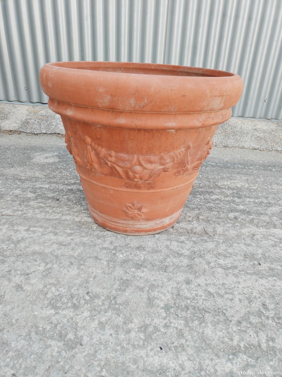 Antig&uuml;edades: MACETERO GRANDE EN TERRACOTA CON RELIEVES - Foto 3