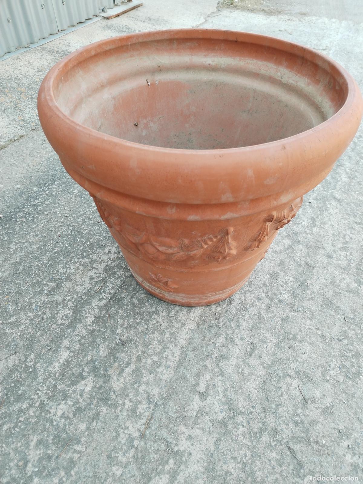 Antig&uuml;edades: MACETERO GRANDE EN TERRACOTA CON RELIEVES - Foto 5