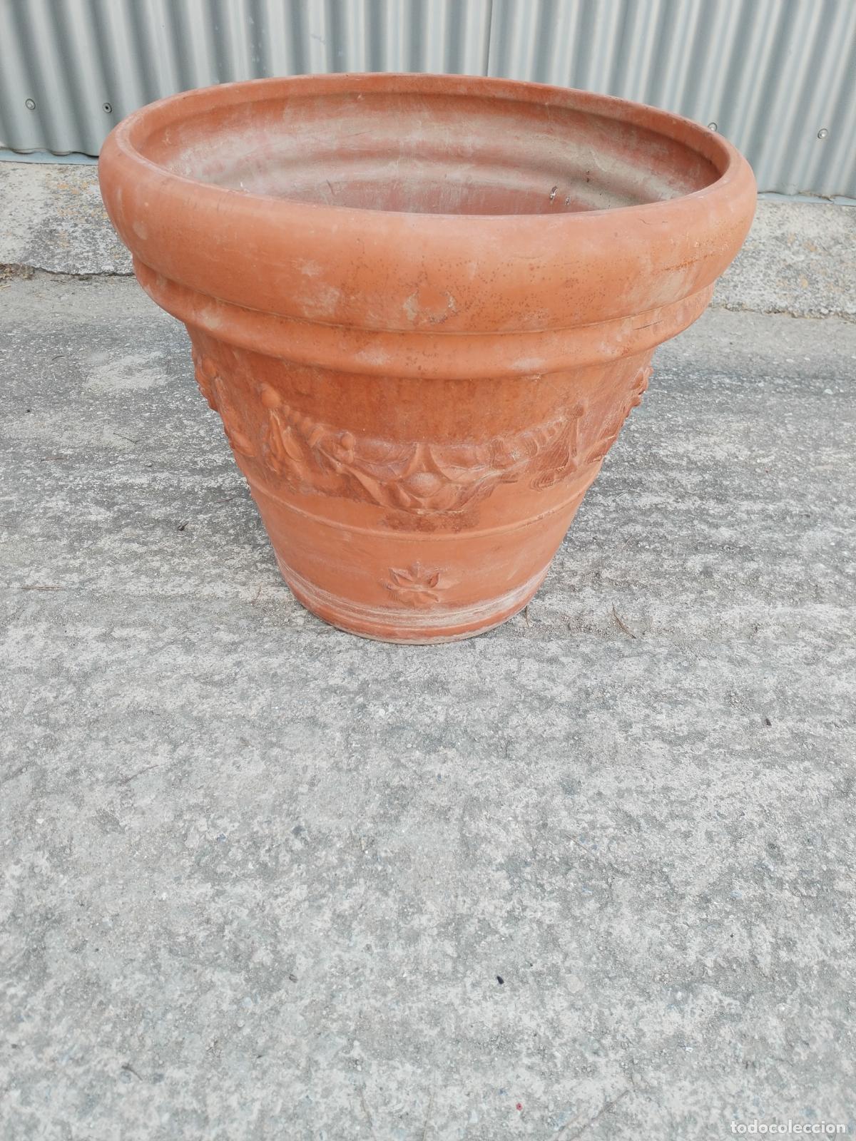 Antig&uuml;edades: MACETERO GRANDE EN TERRACOTA CON RELIEVES - Foto 6