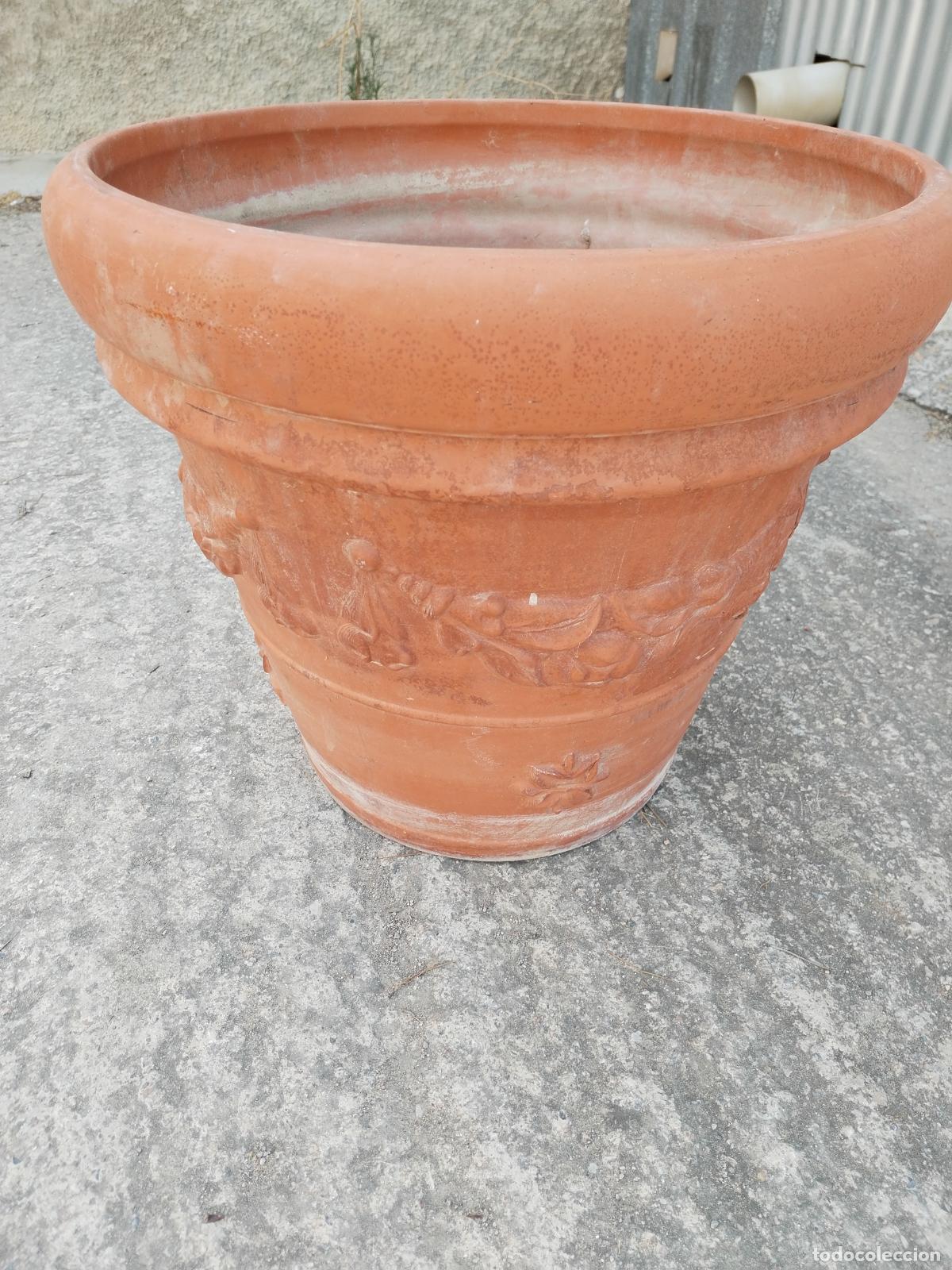 Antig&uuml;edades: MACETERO GRANDE EN TERRACOTA CON RELIEVES - Foto 7