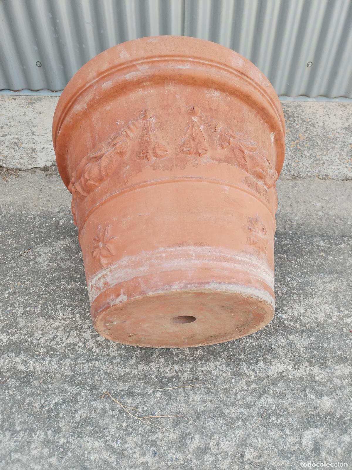 Antig&uuml;edades: MACETERO GRANDE EN TERRACOTA CON RELIEVES - Foto 8