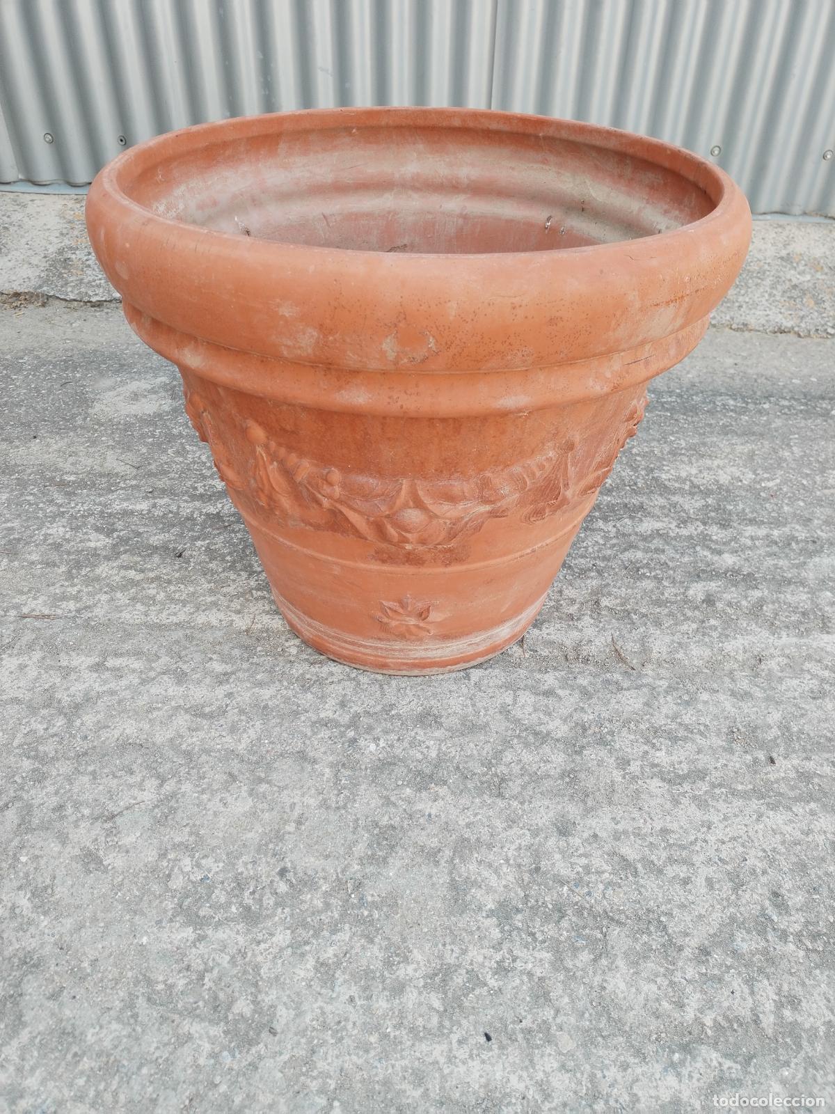 Antig&uuml;edades: MACETERO GRANDE EN TERRACOTA CON RELIEVES - Foto 9