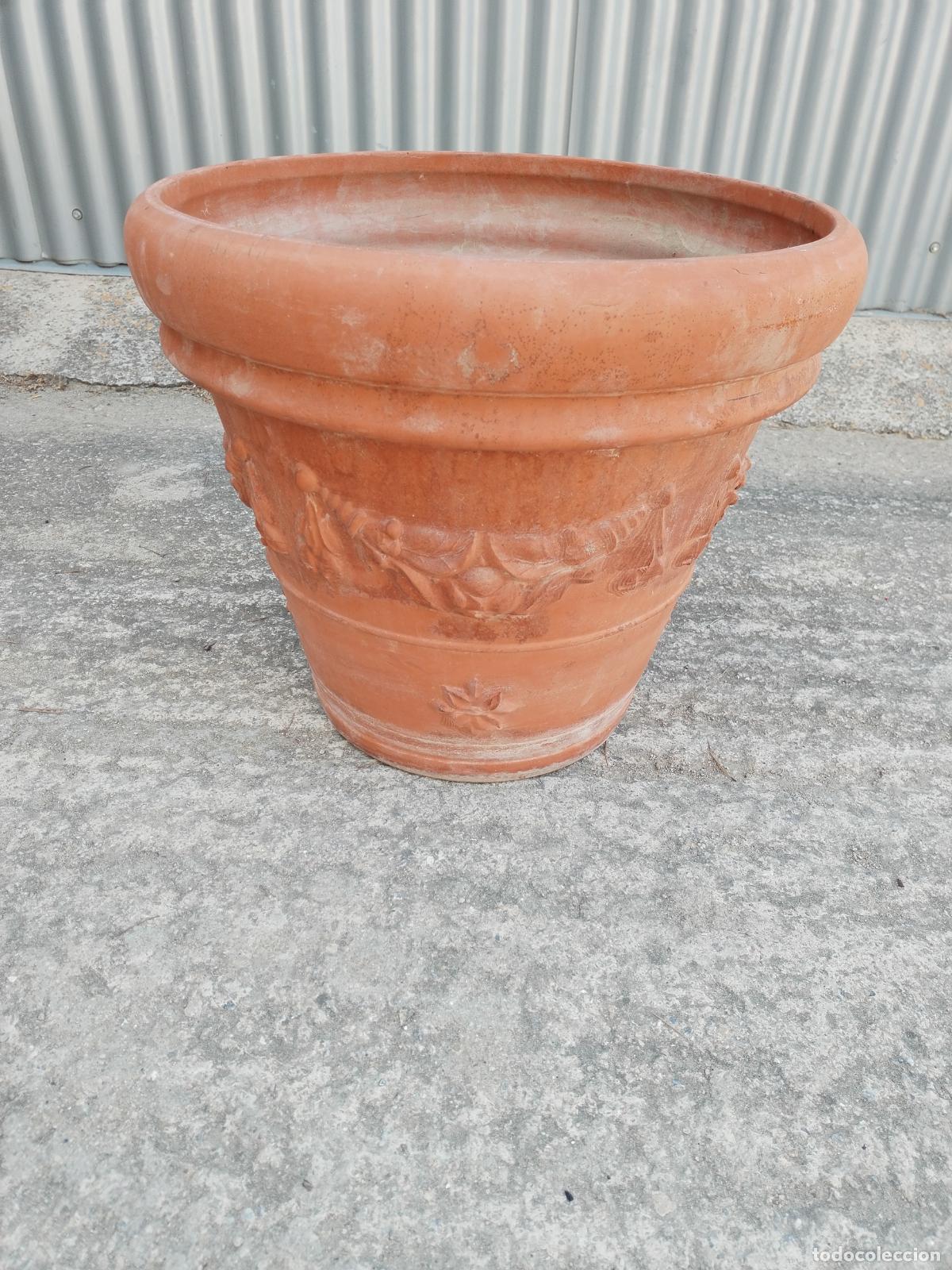 Antig&uuml;edades: MACETERO GRANDE EN TERRACOTA CON RELIEVES - Foto 1
