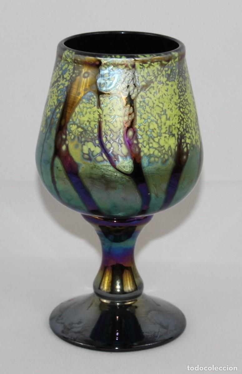 Antig&uuml;edades: Copa de cristal iridiscente. Firmada Stuart Abelman en 2014 - Foto 1
