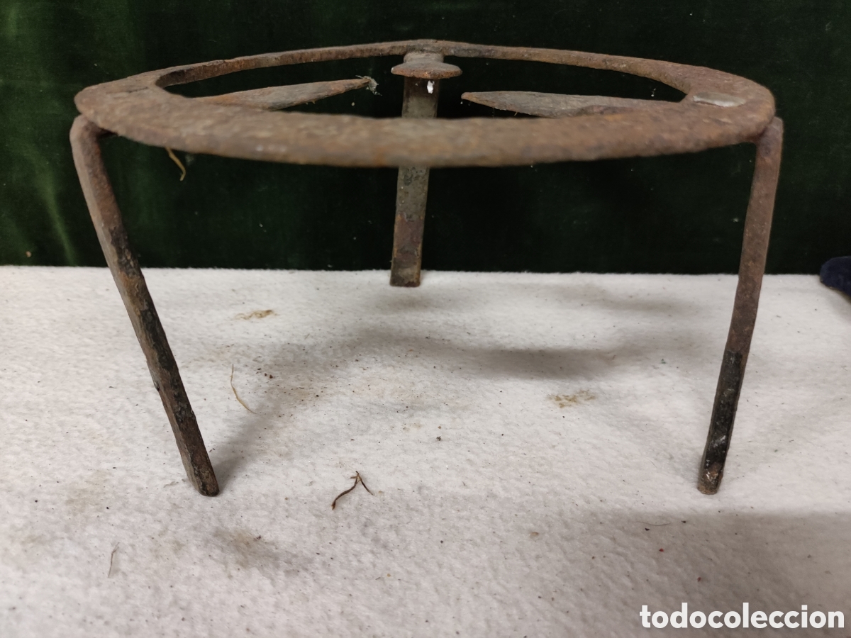Antig&uuml;edades: Tr&eacute;bede de hierro antigua - Foto 1