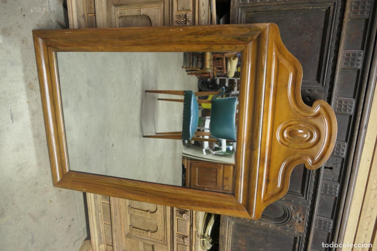 Antig&uuml;edades: Antiguo espejo. Ditada. Madera nogal - Foto 3