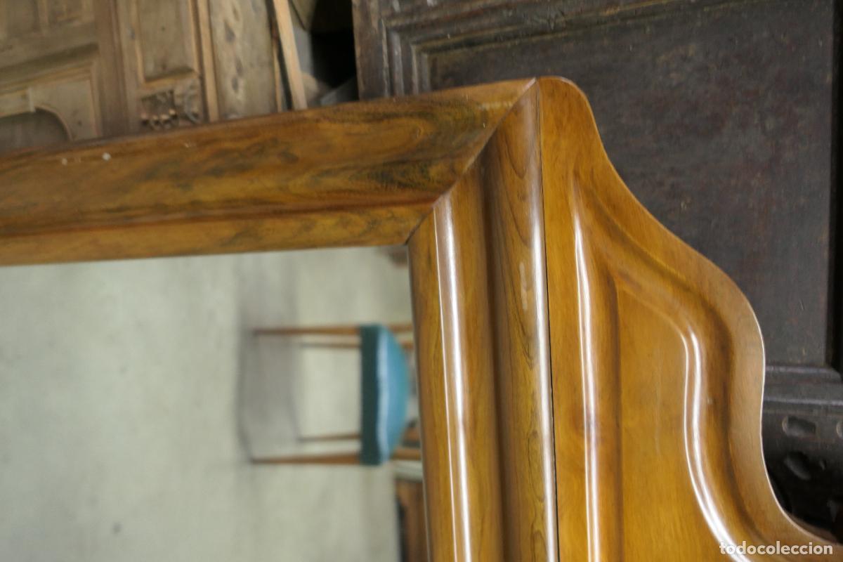 Antig&uuml;edades: Antiguo espejo. Ditada. Madera nogal - Foto 4