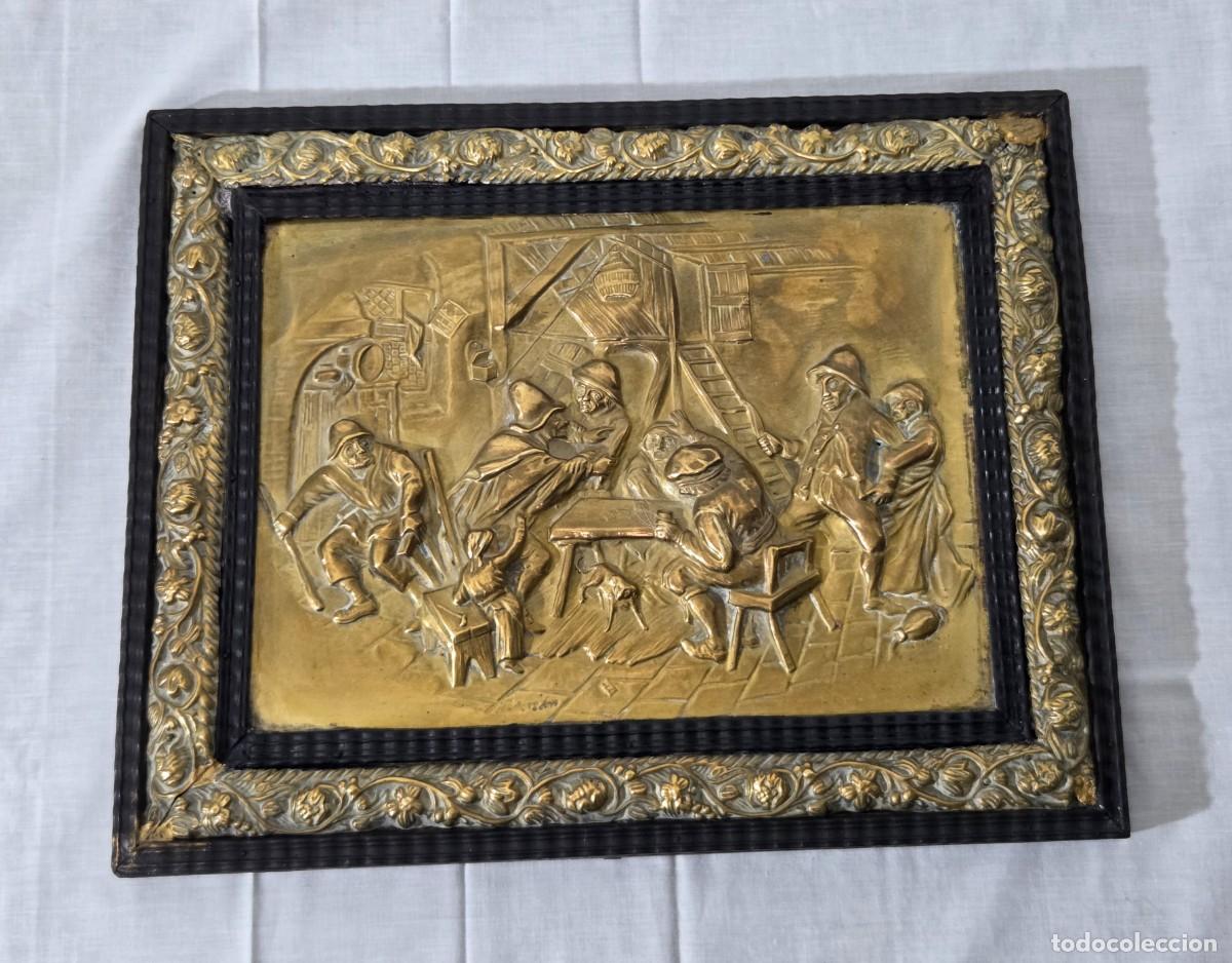 Antig&uuml;edades: Antiguo relieve en laton, Pelea en taberna - Foto 1
