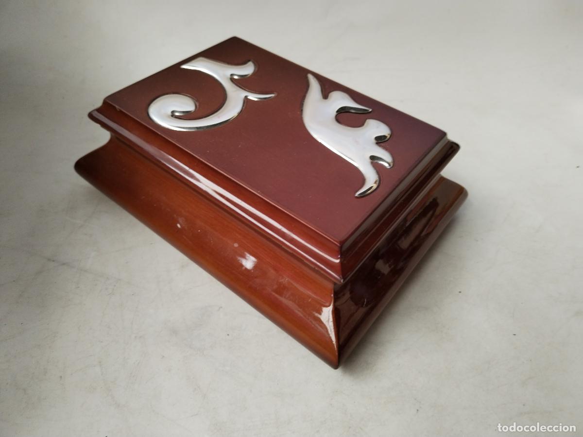 Antig&uuml;edades: caja de madera con plata de ley - Foto 2