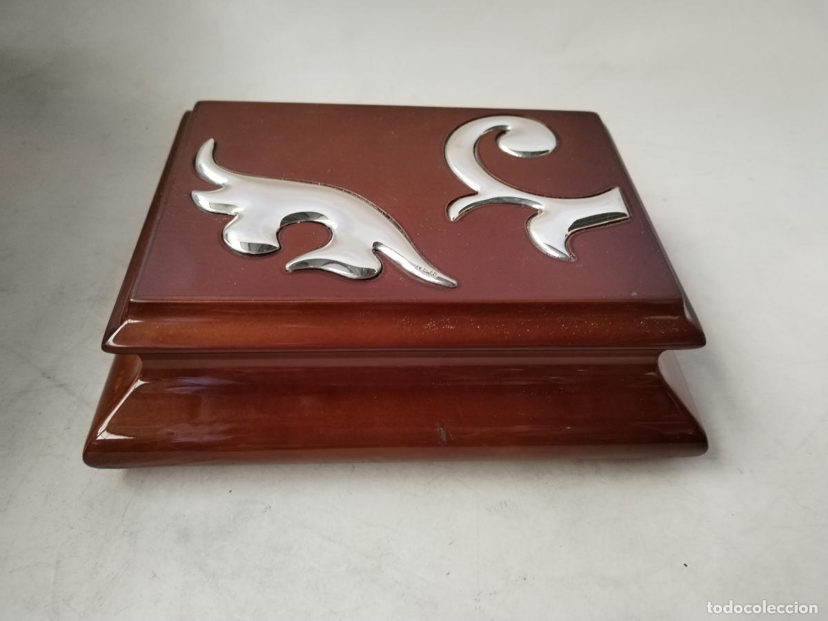 Antig&uuml;edades: caja de madera con plata de ley - Foto 1